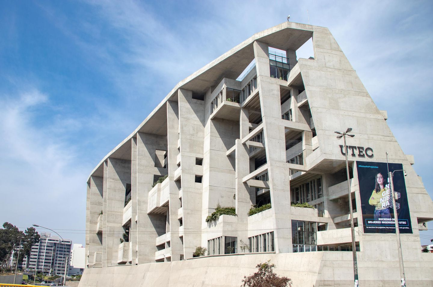 Monströses Gebäude von aussen