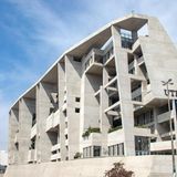 Monströses Gebäude von aussen