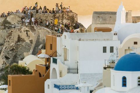 Goldene Stunde auf Santorin: Die griechische Insel ist ein beliebtes Reiseziel im Herbst. Foto: Philipp Laage/dpa-tmn