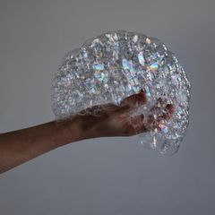 Frauenhand mit Schaum