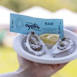 Austern auf einem Teller des Austern-Maine-Festivals
