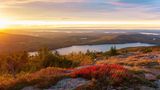 Sonnenuntergang vom Blue Hill Overlook auf dem Cadillac Mountain im Herbst, Bar Harbor, Acadia National Park, Maine,