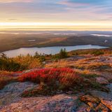 Sonnenuntergang vom Blue Hill Overlook auf dem Cadillac Mountain im Herbst, Bar Harbor, Acadia National Park, Maine,