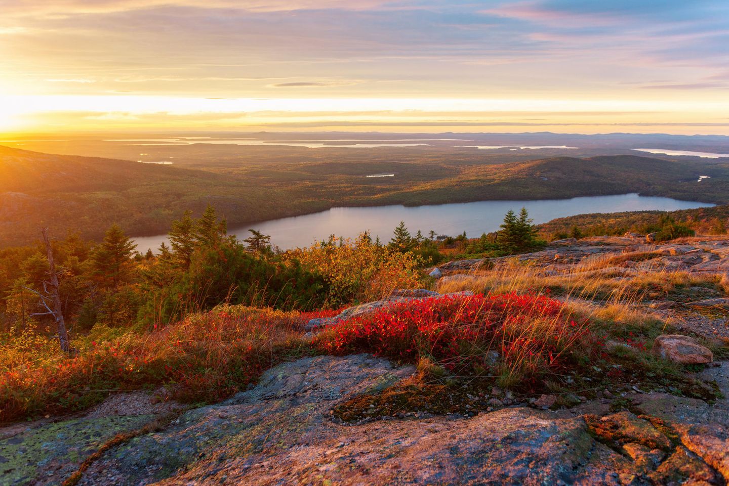 Indian Summer genießen: Acadia-Nationalpark Sonnenuntergang vom Blue Hill Overlook auf dem Cadillac Mountain im Herbst, Bar Harbor, Acadia National Park, Maine,
