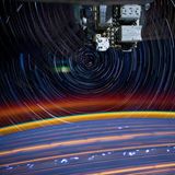 Don Pettit fliegt zum vierten Mal in den Weltraum. Bereits 2002, 2008 und 2011/2012 lebte er an Bord der Internationalen Raumstation. Dort tat er sich als begabter Fotograf hervor. Berühmt sind seine "Startrail"-Aufnahmen, durch die sich Leuchtspuren von Sternen und irdischen Lichtquellen ziehen.   Dieses Bild wurde von einer Kamera aufgenommen, die fest an der ISS montiert ist. Pettit kombinierte 18 Aufnahmen mit je 30 Sekunden Belichtungsdauer. Deutlich wird dabei, dass die Raumstation relativ zu den Sternen rotiert, während sie um unseren Planeten flitzt: Um der Erde stehts dieselbe Seite zuzuwenden, dreht sich die ISS pro Minute rund vier Grad um ihren Schwerpunkt. 