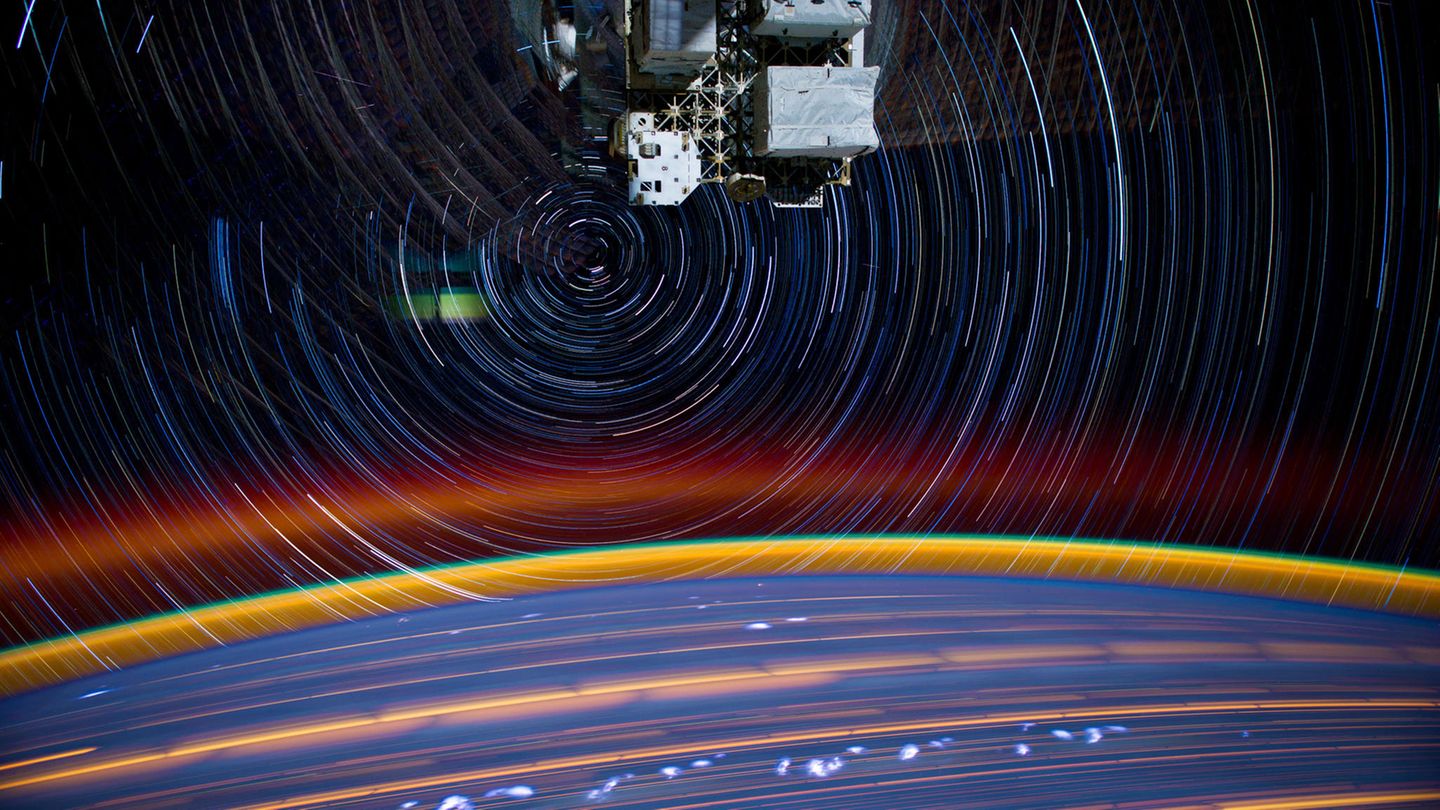 Don Pettit fliegt zum vierten Mal in den Weltraum. Bereits 2002, 2008 und 2011/2012 lebte er an Bord der Internationalen Raumstation. Dort tat er sich als begabter Fotograf hervor. Berühmt sind seine "Startrail"-Aufnahmen, durch die sich Leuchtspuren von Sternen und irdischen Lichtquellen ziehen.   Dieses Bild wurde von einer Kamera aufgenommen, die fest an der ISS montiert ist. Pettit kombinierte 18 Aufnahmen mit je 30 Sekunden Belichtungsdauer. Deutlich wird dabei, dass die Raumstation relativ zu den Sternen rotiert, während sie um unseren Planeten flitzt: Um der Erde stehts dieselbe Seite zuzuwenden, dreht sich die ISS pro Minute rund vier Grad um ihren Schwerpunkt. 
