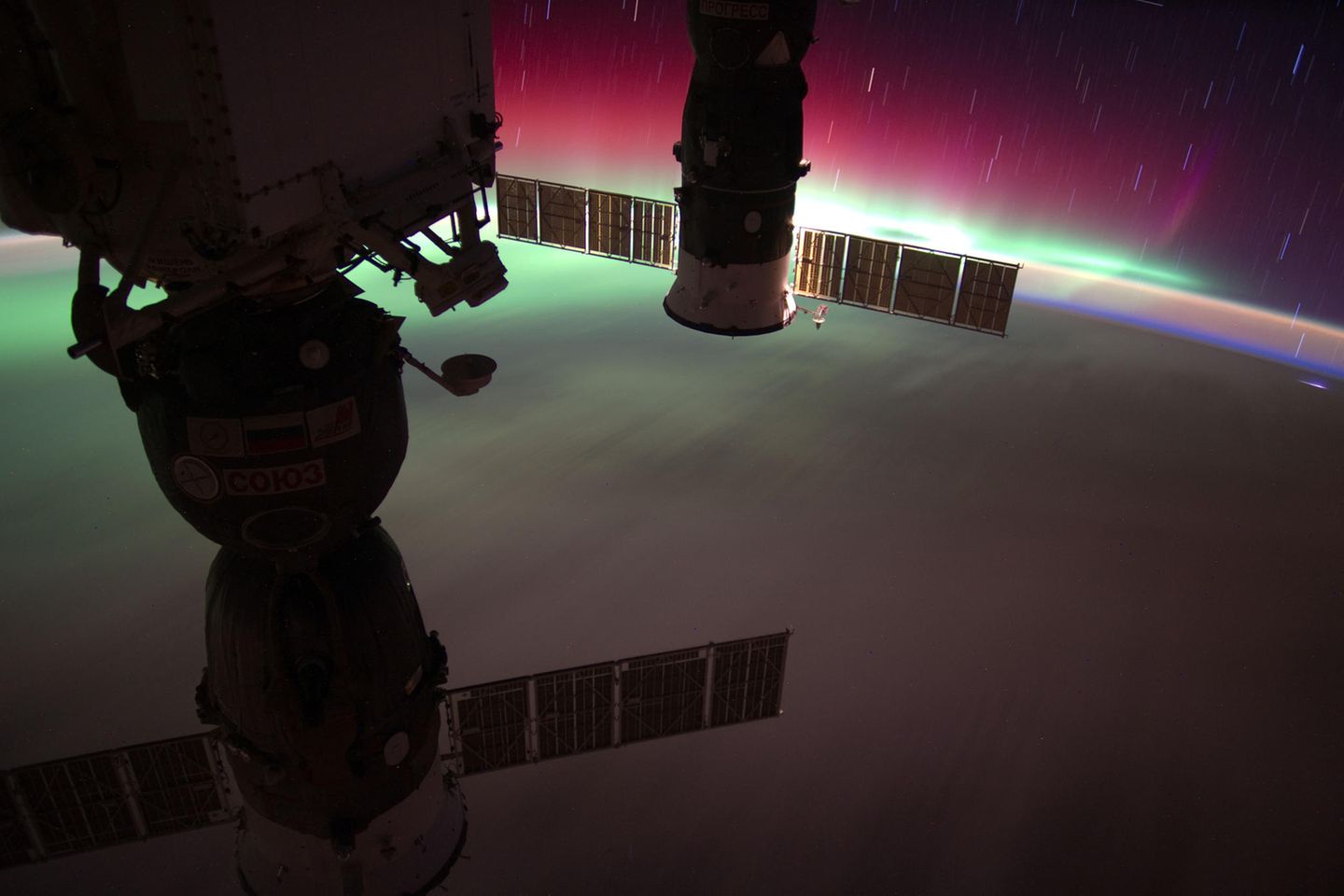 Alles ist erleuchtet Die Aurora Australis, auch Südlicht genannt, entsteht wie ihr nördliches Pendant, die Aurora Borealis, wenn geladene Teilchen des Sonnenwindes in der Atmosphäre auf Sauerstoff- und Stickstoffatome treffen. Diese strahlen die Energie in höheren Sphären als rotes, in niedrigeren Sphären als grünes Licht ab. Don Pettit gelang die Aufnahme, als die ISS etwa 470 Kilometer südöstlich von Neuseeland schwebte. Im Vordergrund sind die Silhouetten zweier russischer Sojus-Kapseln zu sehen, die an der ISS angedockt haben.