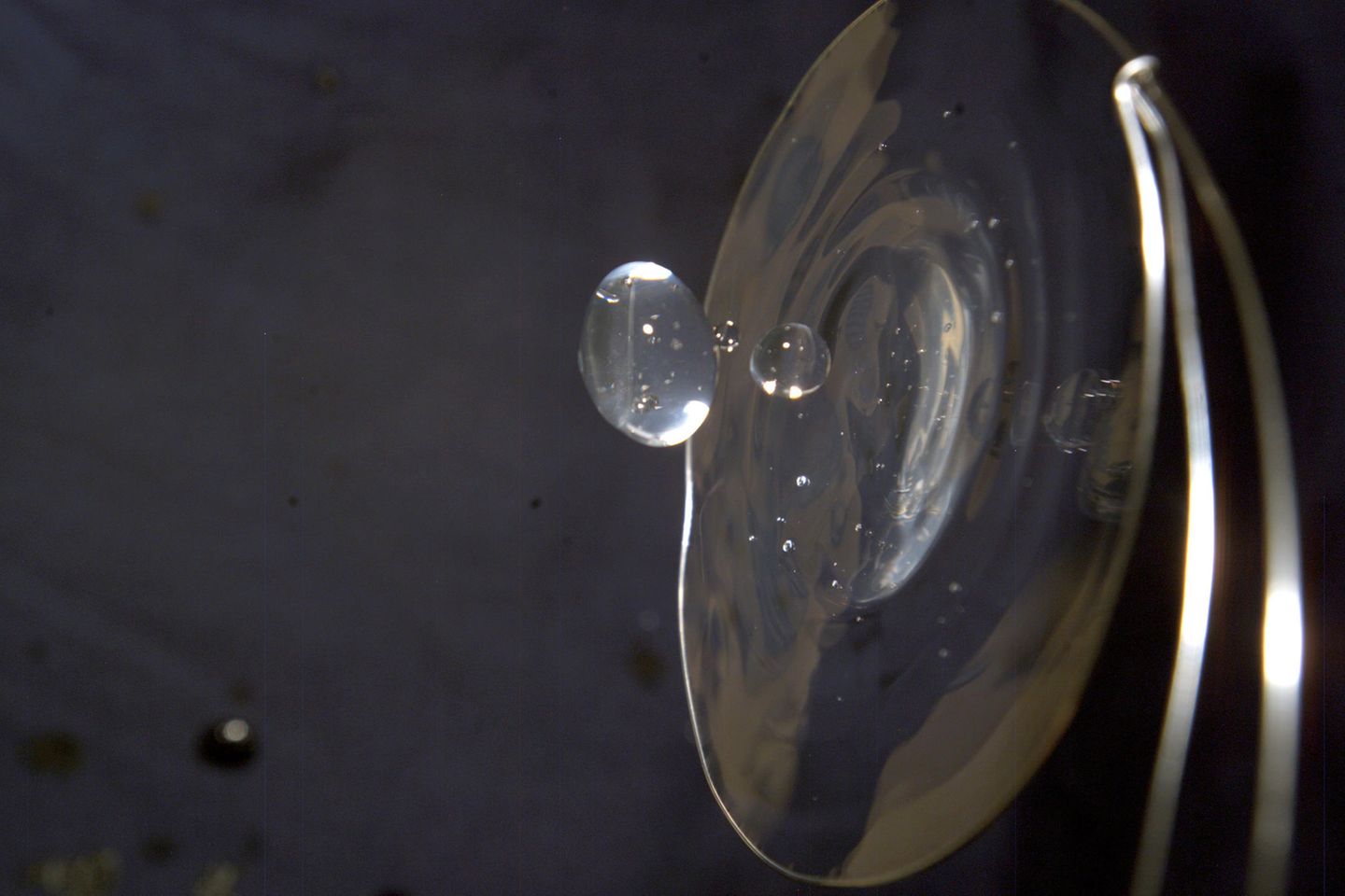 Schwebende Wasserblasen Don Pettit ist der geborene Tüftler. Unter anderem erfand er eine Tasse, aus der man dank ihrer besonderen Form auch bei Schwerelosigkeit trinken kann– für die Besatzung der ISS, die meist an Strohhalmen saugt, eine willkommene Abwechselung. Mit Kaffeepulver, Salz und Zucker wiederum simulierte Pettit die Entstehung der Planeten aus kleinen kosmischen Partikeln, die zu größeren Körpern verklumpten. "Science of opportunity" nennt er diese Versuche, auf Deutsch: Gelegenheitswissenschaft. Auf diesem Foto demonstriert Pettit die Kraft der Oberflächenspannung. In der Schwerelosigkeit formt Wasser normalerweise kugelrunde Tropfen. Hier jedoch bildet es innerhalb eines Drahtringes eine flache Scheibe.
