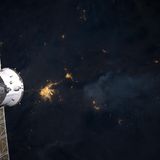 Links glimmen die Lichter von El Paso, Texas und Ciudad Juárez, Mexiko, rechts steigen die Rauchfahnen eines Waldbrands gen Nachthimmel. Vermutlich stammen sie vom Whitewater-Baldy-Feuer, einem der größten Brände in der Geschichte des Bundesstaats New Mexico. Er vernichtete 2012 mehr als 120.000 Hektar Wald.   Die Aufnahme schuf eine der von Don Pettit installierten Spiegelreflex-Kameras. Um schärfere Fotos von Städten bei Nacht machen zu können, bastelte er sich schon 2002, bei seinem ersten Aufenthalt im Weltraum, einen "barn door tracker": Er montierte die Kamera auf einer kippbaren Plattform und führte sie nach, indem er mit einem Akkuschrauber eine Schraube sehr langsam drehte. Die resultierende Bewegung der Plattform glich für kurze Zeit die Orbitalbewegung aus. Mit heutigen Kameras, sagt Pettit, sei das nicht mehr nötig: Nun reiche es, die Kamera von Hand nachzuführen, um scharfe Bilder zu schießen.