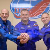 Am Abend des 11. September ist Don Pettit vom Weltraumbahnhof Baikonur zur ISS gestartet. Mit 69 Jahren ist er der älteste aktive NASA-Astronaut. Den absoluten Rekord unter den professionellen Raumfahrenden hält John Glenn: Er flog 1998 im Alter von 77 Jahren als Nutzlastspezialist an Bord eines Space Shuttles. Als Tourist überquerte 2024 der 90-jährige Bildhauer Ed Dwight mit dem Unternehmen Blue Origin die Grenze zum Weltraum. Eine späte Genugtuung: In den 1960er-Jahren war Dwight der erste afroamerikanische Anwärter für das Astronauten-Corps der NASA, wurde von der Weltraumagentur jedoch aussortiert.  Don Pettit teilte sich das Sojus-Raumschiff mit den russischen Kosmonauten Alexei Owtchinin (Mitte) und Iwan Wagner. Etwa sechs Monate lang werden sie an Bord der ISS wissenschaftliche Experimente durchführen. In der Raumstation treffen sie unter anderem auf Barry Wilmore und Sunita Williams, die aufgrund technischer Probleme mit Boeings "Starliner" im Orbit gestrandet sind. 