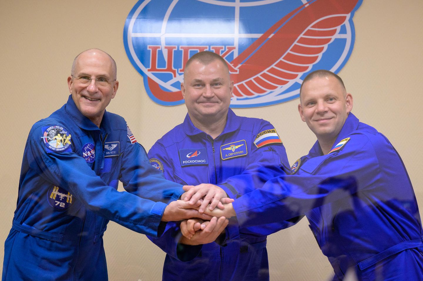 Ins All statt in Rente Am Abend des 11. September ist Don Pettit vom Weltraumbahnhof Baikonur zur ISS gestartet. Mit 69 Jahren ist er der älteste aktive NASA-Astronaut. Den absoluten Rekord unter den professionellen Raumfahrenden hält John Glenn: Er flog 1998 im Alter von 77 Jahren als Nutzlastspezialist an Bord eines Space Shuttles. Als Tourist überquerte 2024 der 90-jährige Bildhauer Ed Dwight mit dem Unternehmen Blue Origin die Grenze zum Weltraum. Eine späte Genugtuung: In den 1960er-Jahren war Dwight der erste afroamerikanische Anwärter für das Astronauten-Corps der NASA, wurde von der Weltraumagentur jedoch aussortiert. Don Pettit teilte sich das Sojus-Raumschiff mit den russischen Kosmonauten Alexei Owtchinin (Mitte) und Iwan Wagner. Etwa sechs Monate lang werden sie an Bord der ISS wissenschaftliche Experimente durchführen. In der Raumstation treffen sie unter anderem auf Barry Wilmore und Sunita Williams, die aufgrund technischer Probleme mit Boeings "Starliner" im Orbit gestrandet sind.
