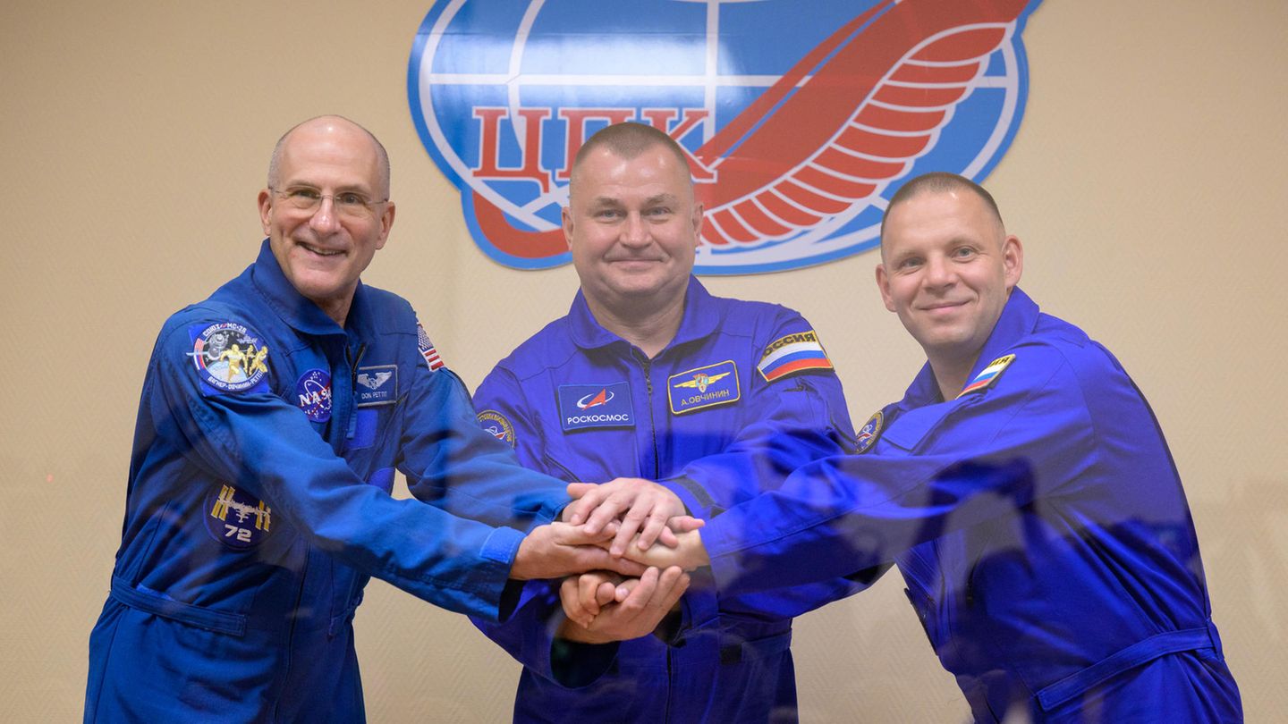 Am Abend des 11. September ist Don Pettit vom Weltraumbahnhof Baikonur zur ISS gestartet. Mit 69 Jahren ist er der älteste aktive NASA-Astronaut. Den absoluten Rekord unter den professionellen Raumfahrenden hält John Glenn: Er flog 1998 im Alter von 77 Jahren als Nutzlastspezialist an Bord eines Space Shuttles. Als Tourist überquerte 2024 der 90-jährige Bildhauer Ed Dwight mit dem Unternehmen Blue Origin die Grenze zum Weltraum. Eine späte Genugtuung: In den 1960er-Jahren war Dwight der erste afroamerikanische Anwärter für das Astronauten-Corps der NASA, wurde von der Weltraumagentur jedoch aussortiert.  Don Pettit teilte sich das Sojus-Raumschiff mit den russischen Kosmonauten Alexei Owtchinin (Mitte) und Iwan Wagner. Etwa sechs Monate lang werden sie an Bord der ISS wissenschaftliche Experimente durchführen. In der Raumstation treffen sie unter anderem auf Barry Wilmore und Sunita Williams, die aufgrund technischer Probleme mit Boeings "Starliner" im Orbit gestrandet sind. 