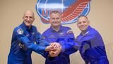 Am Abend des 11. September ist Don Pettit vom Weltraumbahnhof Baikonur zur ISS gestartet. Mit 69 Jahren ist er der älteste aktive NASA-Astronaut. Den absoluten Rekord unter den professionellen Raumfahrenden hält John Glenn: Er flog 1998 im Alter von 77 Jahren als Nutzlastspezialist an Bord eines Space Shuttles. Als Tourist überquerte 2024 der 90-jährige Bildhauer Ed Dwight mit dem Unternehmen Blue Origin die Grenze zum Weltraum. Eine späte Genugtuung: In den 1960er-Jahren war Dwight der erste afroamerikanische Anwärter für das Astronauten-Corps der NASA, wurde von der Weltraumagentur jedoch aussortiert.  Don Pettit teilte sich das Sojus-Raumschiff mit den russischen Kosmonauten Alexei Owtchinin (Mitte) und Iwan Wagner. Etwa sechs Monate lang werden sie an Bord der ISS wissenschaftliche Experimente durchführen. In der Raumstation treffen sie unter anderem auf Barry Wilmore und Sunita Williams, die aufgrund technischer Probleme mit Boeings "Starliner" im Orbit gestrandet sind. 