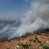 Gewaltige Rauchschwaden hängen über großen Teilen des Nationalparks Brasília in Brasilien und erzeugen giftige Dämpfe, die sich über das ganze Land ausbreiten. Die Luftaufnahmen zeigen, wie die Rauchwolken oft kilometerhoch in den Himmel ragen