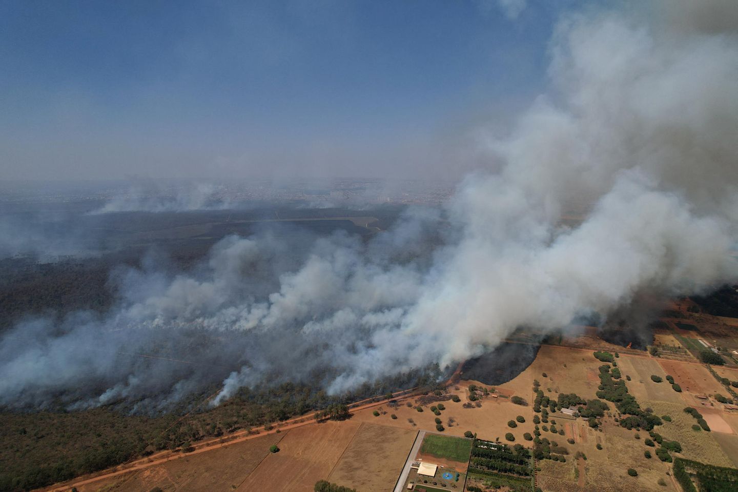 Gewaltige Rauchschwaden hängen über großen Teilen des Nationalparks Brasília in Brasilien und erzeugen giftige Dämpfe, die sich über das ganze Land ausbreiten. Die Luftaufnahmen zeigen, wie die Rauchwolken oft kilometerhoch in den Himmel ragen