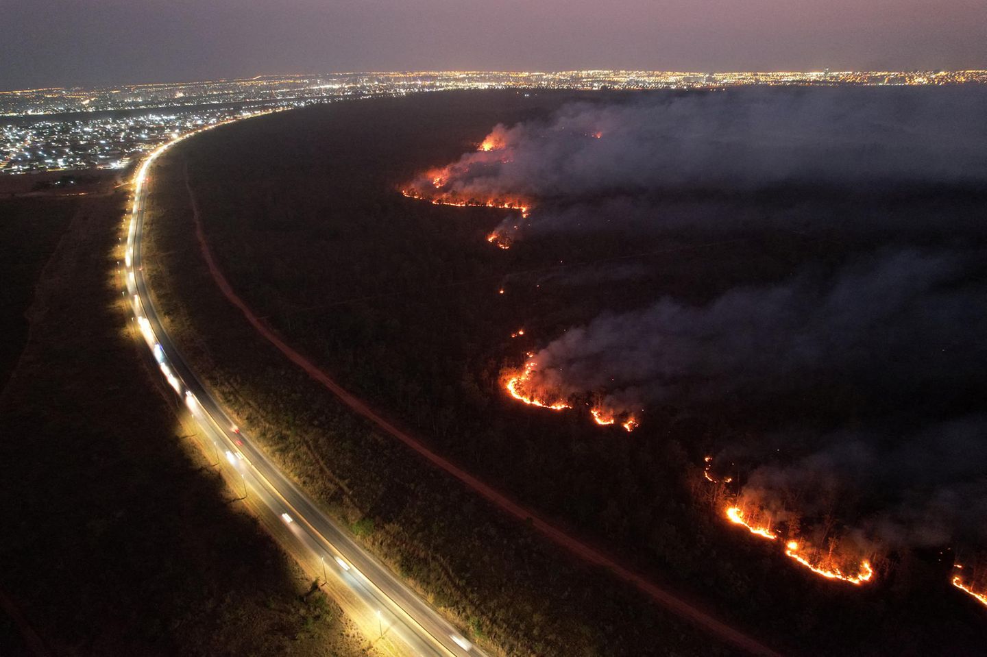 Drohnenaufnahmen zeigen eindrücklich, wie nah sich die Feuersbrunst schon an die Hauptstadt Brasília gefressen hat. Zwischen Juni und Oktober herrscht Trockenzeit in Brasilien. Wegen der ausgetrockneten Vegetation und der hohen Temperaturen können sich die Flammen dann sehr schnell ausbreiten