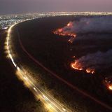 Drohnenaufnahmen zeigen eindrücklich, wie nah sich die Feuersbrunst schon an die Hauptstadt Brasília gefressen hat. Zwischen Juni und Oktober herrscht Trockenzeit in Brasilien. Wegen der ausgetrockneten Vegetation und der hohen Temperaturen können sich die Flammen dann sehr schnell ausbreiten