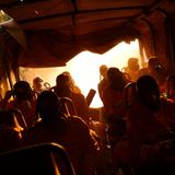 Mitarbeiter der Feuerwehr sitzen in einem Bus und fahren zu ihrem Einsatzort, um die gewaltigen Waldbrände, die seit Tagen im Nationalpark Brasília herrschen, unter Kontrolle zu bringen – oft unter Einsatz ihres Lebens