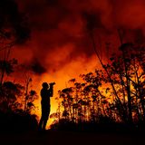 Ein Fotograf dokumentiert das Flammenmeer im Nationalpark Brasília, etwa 12 Kilometer nordwestlich der brasilianischen Hauptstadt. Große Teile des Waldes sind hier schon durch die Brände zerstört worden. Örtliche Behörden schließen Brandstiftung als Ursache nicht aus   