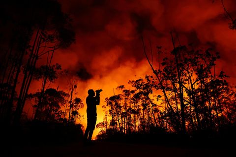 Ein Fotograf dokumentiert das Flammenmeer im Nationalpark Brasília, etwa 12 Kilometer nordwestlich der brasilianischen Hauptstadt. Große Teile des Waldes sind hier schon durch die Brände zerstört worden. Örtliche Behörden schließen Brandstiftung als Ursache nicht aus   