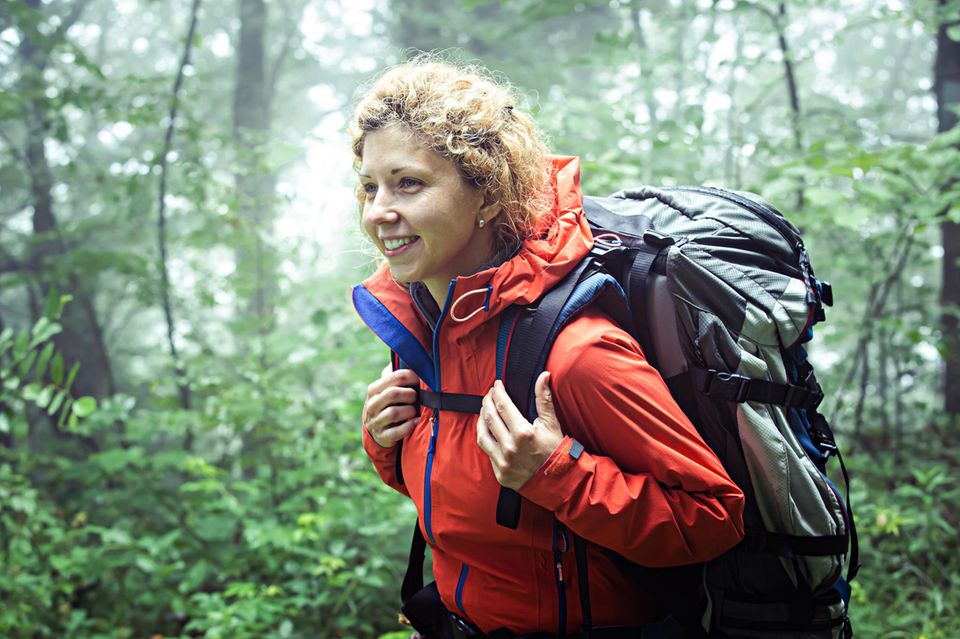 Frau mit Rucksack im Grünen