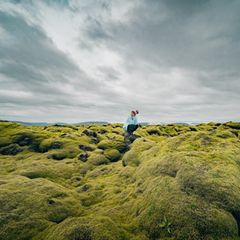 Island zählt zu den zufriedensten Nationen der Welt. Viele äußere Faktoren zahlen darauf ein: Frieden, Freiheit, Sicherheit, ein gutes Gesundheitssystem, eine atemberaubende Natur und enge soziale Beziehungen