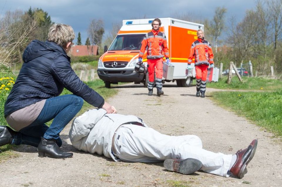 In Notfällen ist jede Hilfe wichtig, da Nichtstun strafbar ist. Foto: Benjamin Nolte/dpa-tmn