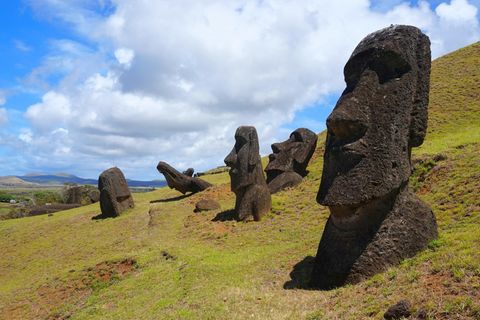 Steinerne Zeugen: Die riesigen Steinfiguren machten die Osterinsel weltberühmt. Sie liegt im Südpazifik, gehört politisch zu Chile, geographisch aber zu Polynesien