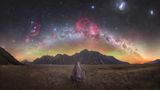 "Tasmanische Edelsteine", so heißt der Titel dieser grandiosen Aufnahme einer Gebirgskette, über die sich die Milchstraße in all ihrer Pracht – wie ein funkelndes Geschmeide aus Myriaden von Sternen – spannt (Tom Rae, Gewinner in der Kategorie "Himmelslandschaften")