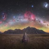 "Tasmanische Edelsteine", so heißt der Titel dieser grandiosen Aufnahme einer Gebirgskette, über die sich die Milchstraße in all ihrer Pracht – wie ein funkelndes Geschmeide aus Myriaden von Sternen – spannt (Tom Rae, Gewinner in der Kategorie "Himmelslandschaften")