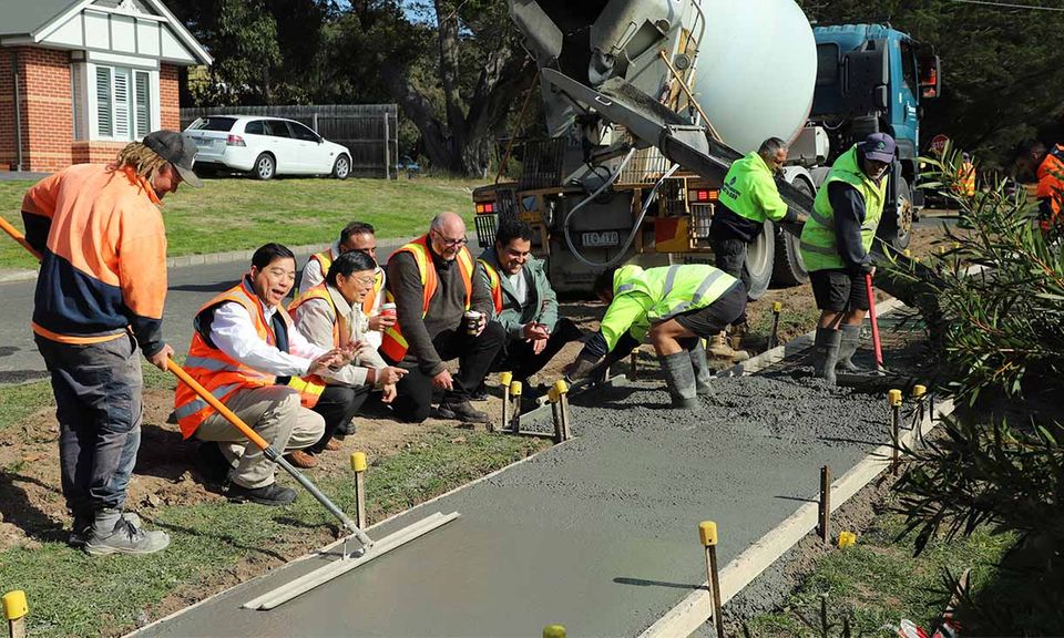 Als erste kommerzielle Anwendung des Kaffee-Betons entstand ein Fußgängerweg im australischen Gisborne 