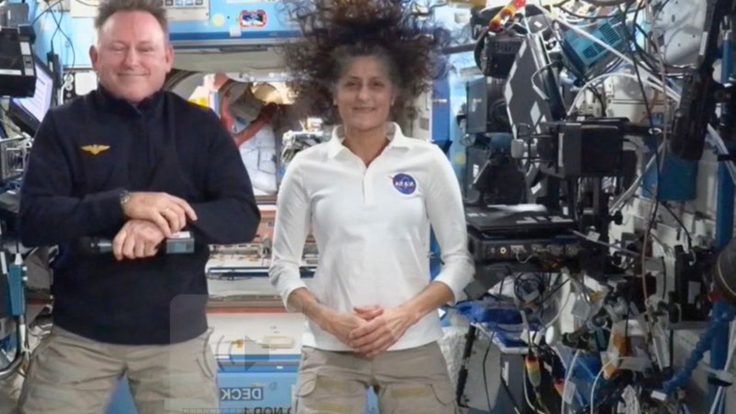 Auf einer Nasa-Pressekonferenz mit Schaltung zur ISS zeigten sich die zwei gestrandeten Astronauten gut gelaunt