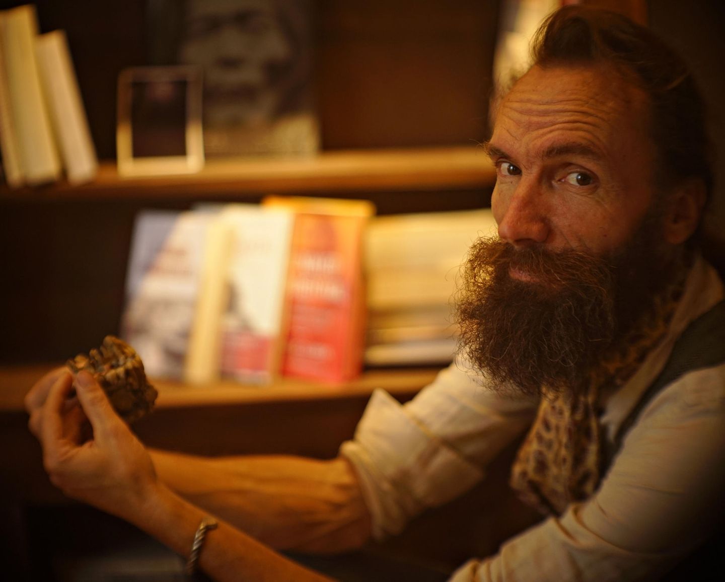 Ludovic Slimak zeigt den Kiefer des Neanderthalers