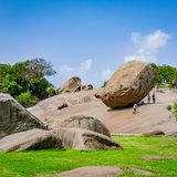 Blick auf den Krishna Butterball mit Menschen in seiner Nähe