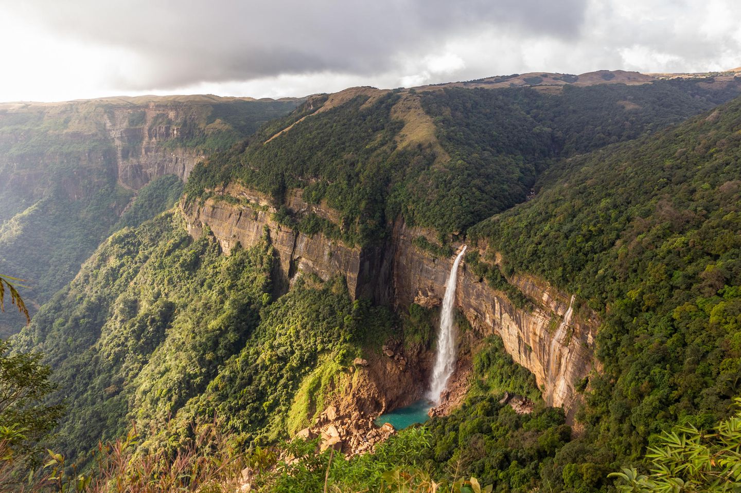 Nohkalikai-Wasserfälle: Wasserschauspiel durch Monsun Nohkalikai-Wasserfälle in Meghalaya