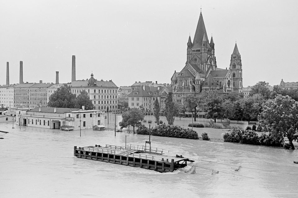 Land unter: Blick auf die Wiener Franz-von-Assisi-Kirche während des Hochwassers vom Juli 1954