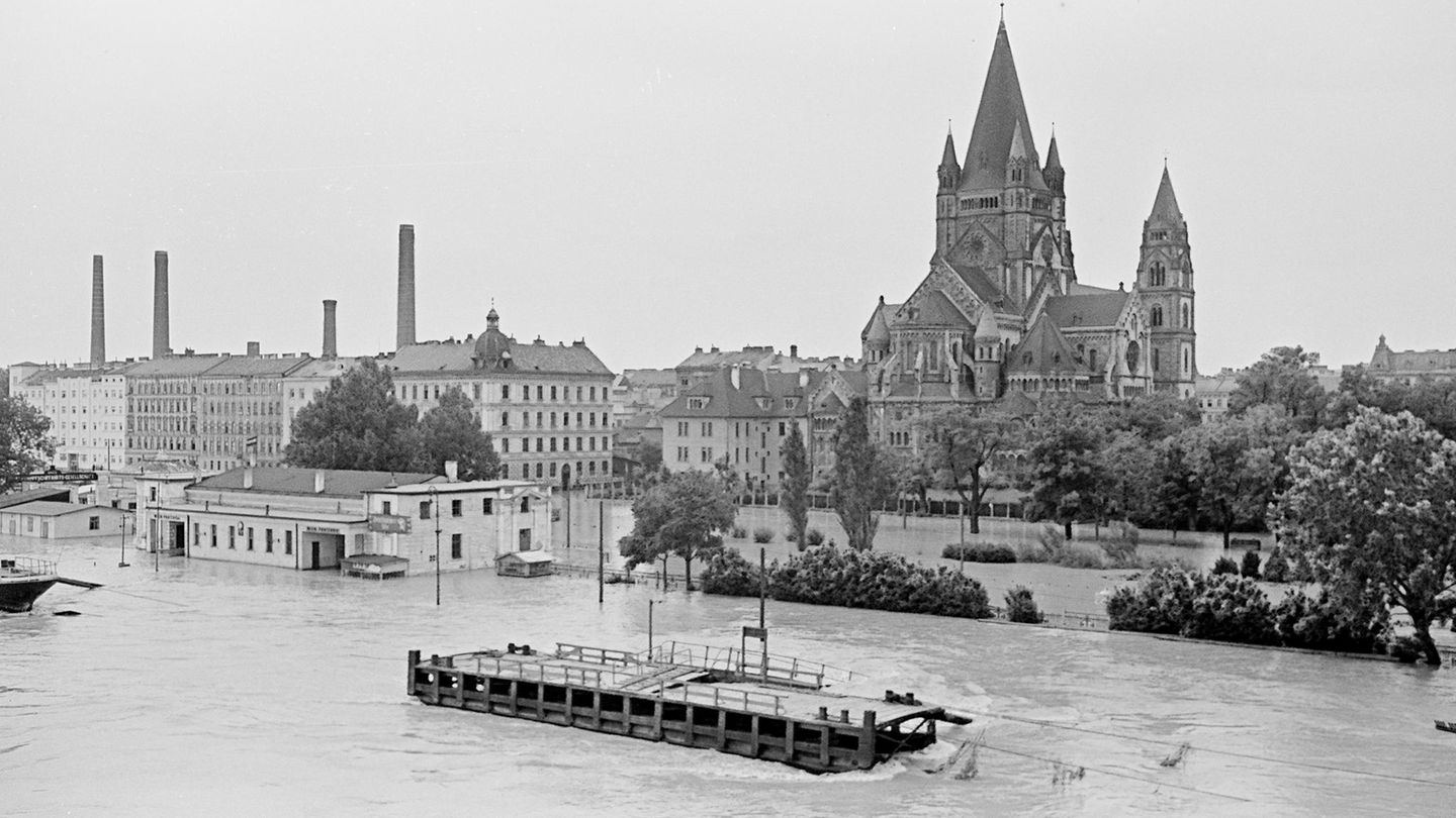 Land unter: Blick auf die Wiener Franz-von-Assisi-Kirche während des Hochwassers vom Juli 1954