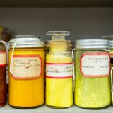 2700 Pigmente stehen in der Forbes Pigment Collection am Straus Center for Conservation and Technical Studies. Sie sind nicht nur wunderschön anzusehen, sondern auch von unschätzbarem Wert für die Kuratorinnen und Restauratoren des Harvard Art Museums. Mithilfe der Pigmentsammlung können sie Kunstwerke datieren, Fälschungen entlarven oder alten Meistern zu neuem Glanz verhelfen.   Im Fläschchen ganz links lagert Safran, lange Zeit eines der wertvollsten Materialien der Welt. Er besteht aus den getrockneten Griffeln des Safran-Krokus Crocus sativus. Der Griffel jeder Blüte verzweigt sich zu drei Narbenästen, die einmal im Jahr von Hand geerntet werden. Rund 100.000 Blüten liefern ein Kilogramm Safran. Seit Jahrtausenden wird die kultivierte Form als Farbstoff, Gewürz, Parfüm und Heilmittel eingesetzt. Wild wachsende Krokusse lieferten bereits vor 50.000 Jahren Farbe für Höhlenmalereien im heutigen Irak.  Das warme Gelb-Orange ist in vielen Kulturen von großer spiritueller Bedeutung. Es schmückt beispielsweise die Roben vieler buddhistischer Mönche. Auch im Hinduismus gilt Safran als heilige Farbe. Ursprünglich sollte sie die Religion in der indischen Flagge repräsentieren. Später entschied sich Mahatma Ghandi für eine weltlichere Interpretation: Nun symbolisiert der safranfarbene Streifen Mut und Opferbereitschaft.    