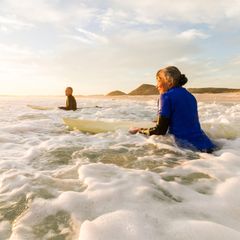 Zeit der Blüte oder der Krise? Zumindest gilt es, Ziele eigenmächtig festzulegen. Glück ereignet sich in der Lebensmitte, wenn Menschen im Leben ihre Richtung wählen