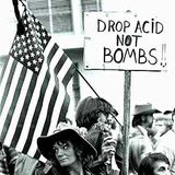 Die Vietnam-Proteste und die Gegenkultur der Hippies waren eng miteinander verflochten. Ein beliebter Slogan lautete: "Drop Acid, not Bombs" – wirf LSD ein, statt Bomben zu werfen. Noch berühmter ist der Ausspruch des Harvard-Psychologen Timothy Leary. Er war der intellektuelle Anführer einer Bewegung, die Psychedelika allen Menschen frei zugänglich machen wollte. Mit "Turn on, tune in, drop out" forderte er seine Anhängerschaft auf, sich vom Establishment und der Konsumkultur abzuwenden. Stattdessen sollten sie die eigene, innere Welt erkunden – gern mit Unterstützung bewusstseinserweiternder Substanzen.
