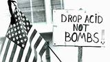 Die Vietnam-Proteste und die Gegenkultur der Hippies waren eng miteinander verflochten. Ein beliebter Slogan lautete: "Drop Acid, not Bombs" – wirf LSD ein, statt Bomben zu werfen. Noch berühmter ist der Ausspruch des Harvard-Psychologen Timothy Leary. Er war der intellektuelle Anführer einer Bewegung, die Psychedelika allen Menschen frei zugänglich machen wollte. Mit "Turn on, tune in, drop out" forderte er seine Anhängerschaft auf, sich vom Establishment und der Konsumkultur abzuwenden. Stattdessen sollten sie die eigene, innere Welt erkunden – gern mit Unterstützung bewusstseinserweiternder Substanzen.