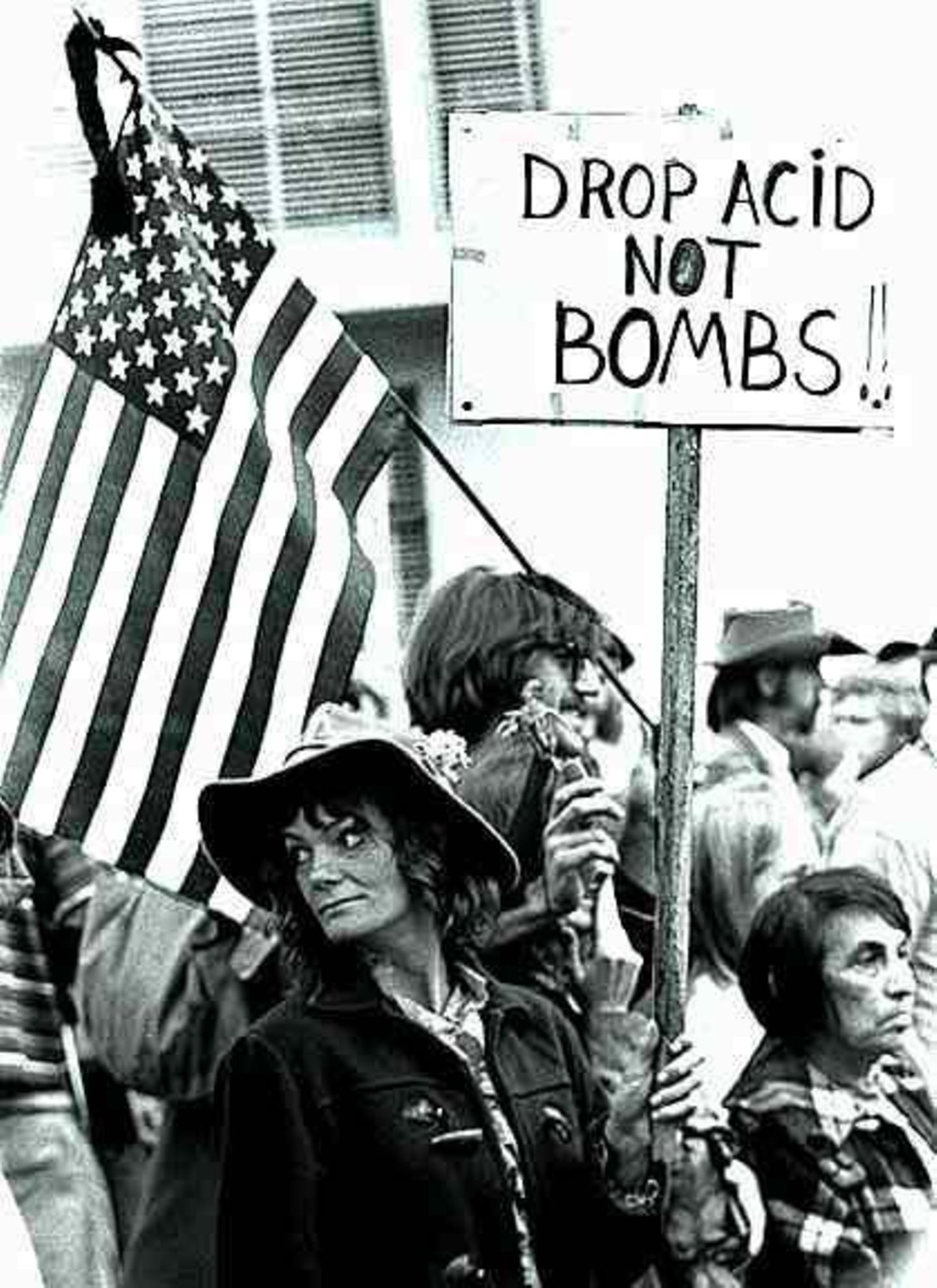 Kampf den Kriegstreibern Die Vietnam-Proteste und die Gegenkultur der Hippies waren eng miteinander verflochten. Ein beliebter Slogan lautete: "Drop Acid, not Bombs" – wirf LSD ein, statt Bomben zu werfen. Noch berühmter ist der Ausspruch des Harvard-Psychologen Timothy Leary. Er war der intellektuelle Anführer einer Bewegung, die Psychedelika allen Menschen frei zugänglich machen wollte. Mit "Turn on, tune in, drop out" forderte er seine Anhängerschaft auf, sich vom Establishment und der Konsumkultur abzuwenden. Stattdessen sollten sie die eigene, innere Welt erkunden – gern mit Unterstützung bewusstseinserweiternder Substanzen.