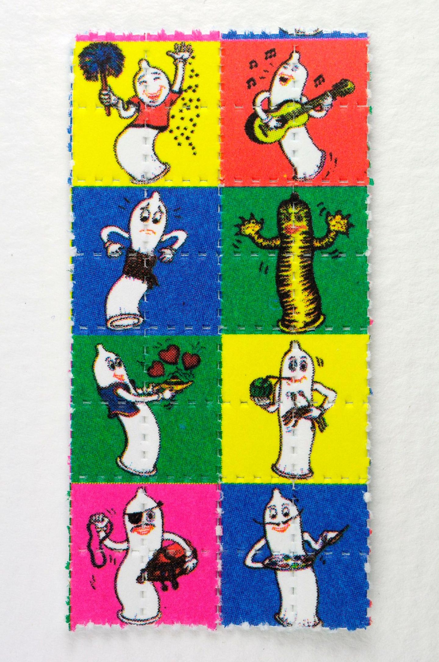 Ende der 1960er-Jahre war LSD nahezu überall im Westen verboten. Doch der Schwarzmarkt war erfinderisch. Im Untergrund tränkten die Hersteller Löschpapier ("blotting paper") mit winzigen Mengen flüssigen LSDs. Diese Blotter ließen sich nicht nur hervorragend schmuggeln, sondern auch kunstvoll verzieren. Eine große Sammlung verschiedener Motive stellt der Künstler Mark McCloud in seinem "Institute of Illegal Images" in San Francisco aus.