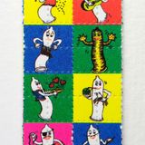 Ende der 1960er-Jahre war LSD nahezu überall im Westen verboten. Doch der Schwarzmarkt war erfinderisch. Im Untergrund tränkten die Hersteller Löschpapier ("blotting paper") mit winzigen Mengen flüssigen LSDs. Diese Blotter ließen sich nicht nur hervorragend schmuggeln, sondern auch kunstvoll verzieren. Eine große Sammlung verschiedener Motive stellt der Künstler Mark McCloud in seinem "Institute of Illegal Images" in San Francisco aus.