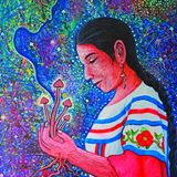 Dieses Werk des mexikanischen Künstlers René Alvarado Martínez trägt den Titel "La Mazateca y su espiritualidad" (Die Mazateca und ihre Spiritualität). Es spiegelt die symbiotische Beziehung zwischen dem Volk der Mazateken und der Natur wider, die sich nach dem Verzehr der Pilze, der "Heiligen Kinder", einstellt. Während viele indigene Gruppen ein umfangreiches Wissen über die heilsame Wirkung psychoaktiver Pflanzen und Pilze pflegen, entdeckt die westliche Medizin Psychedelika gerade erst wieder: als Mittel, um psychische Leiden wie Depressionen und posttraumatische Belastungsstörungen zu lindern.     Bild mit Genehmigung: Erika Dyck, "Rausch – Eine Kulturgeschichte der Psychedelika", Haupt Verlag