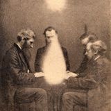 Parawissenschaften und Psychedelika sind eng miteinander verwoben. Im 19. und frühen 20. Jahrhundert herrschte ein reges Interesse an übernatürlichen Phänomenen, Geistererscheinungen und dem Kontakt zur Totenwelt. Viele frühe Vertreter der Halluzinogenforschung interessierten sich auch für Parawissenschaften – und nutzten deren Vokabular, um Erlebnisse und Empfindungen während eines Trips zu beschreiben. Gleichzeitig berichteten immer wieder Menschen, unter dem Einfluss von Psychedelika übernatürliche Erfahrungen gemacht, telepatisch kommuniziert oder in die Zukunft geblickt zu haben.