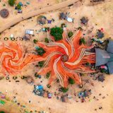 Etwas weniger Rebellion, etwas mehr Kommerz: So muten die psychedelischen Festivals der Gegenwart an. Beim Ozora-Festival in Ungarn kommen jedes Jahr Zehntausende Menschen zusammen, um elektronischer Musik der Stilrichtung Psytrance zu lauschen, an spirituellen Zeremonien teilzunehmen, Workshops für Körper und Geist zu absolvieren und psychedelische Kunst zu kaufen. Der Eintritt kostet etliche Hundert Euro. Drogen, so heißt es auf der Homepage des Veranstalters, seien auf dem Gelände verboten.