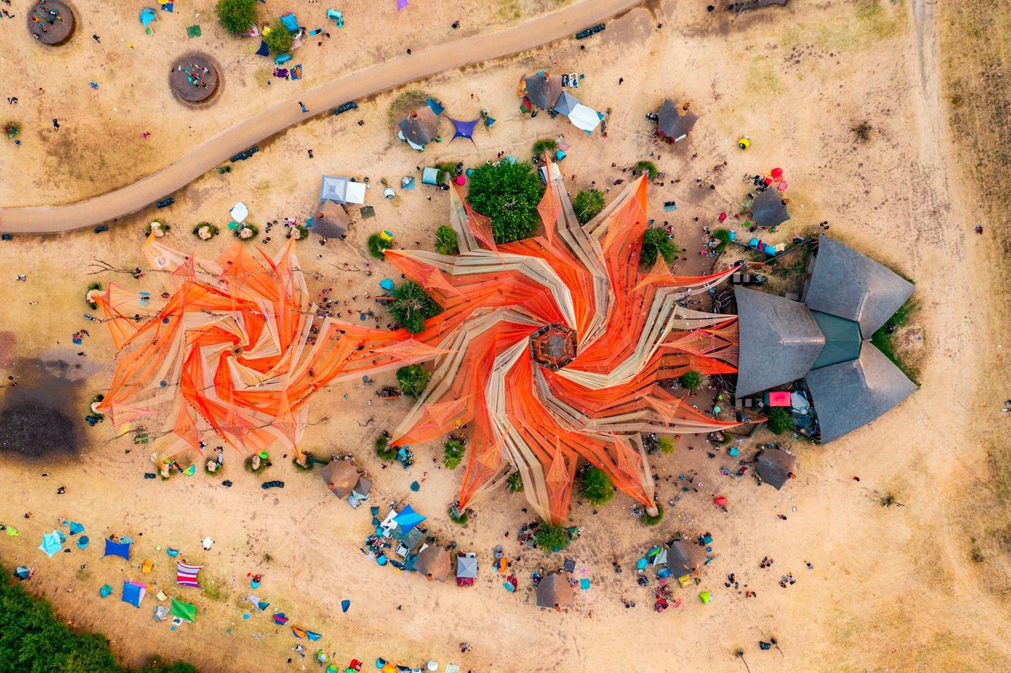 Ästhetisch aussteigen Etwas weniger Rebellion, etwas mehr Kommerz: So muten die psychedelischen Festivals der Gegenwart an. Beim Ozora-Festival in Ungarn kommen jedes Jahr Zehntausende Menschen zusammen, um elektronischer Musik der Stilrichtung Psytrance zu lauschen, an spirituellen Zeremonien teilzunehmen, Workshops für Körper und Geist zu absolvieren und psychedelische Kunst zu kaufen. Der Eintritt kostet etliche Hundert Euro. Drogen, so heißt es auf der Homepage des Veranstalters, seien auf dem Gelände verboten.