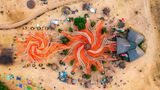 Etwas weniger Rebellion, etwas mehr Kommerz: So muten die psychedelischen Festivals der Gegenwart an. Beim Ozora-Festival in Ungarn kommen jedes Jahr Zehntausende Menschen zusammen, um elektronischer Musik der Stilrichtung Psytrance zu lauschen, an spirituellen Zeremonien teilzunehmen, Workshops für Körper und Geist zu absolvieren und psychedelische Kunst zu kaufen. Der Eintritt kostet etliche Hundert Euro. Drogen, so heißt es auf der Homepage des Veranstalters, seien auf dem Gelände verboten.
