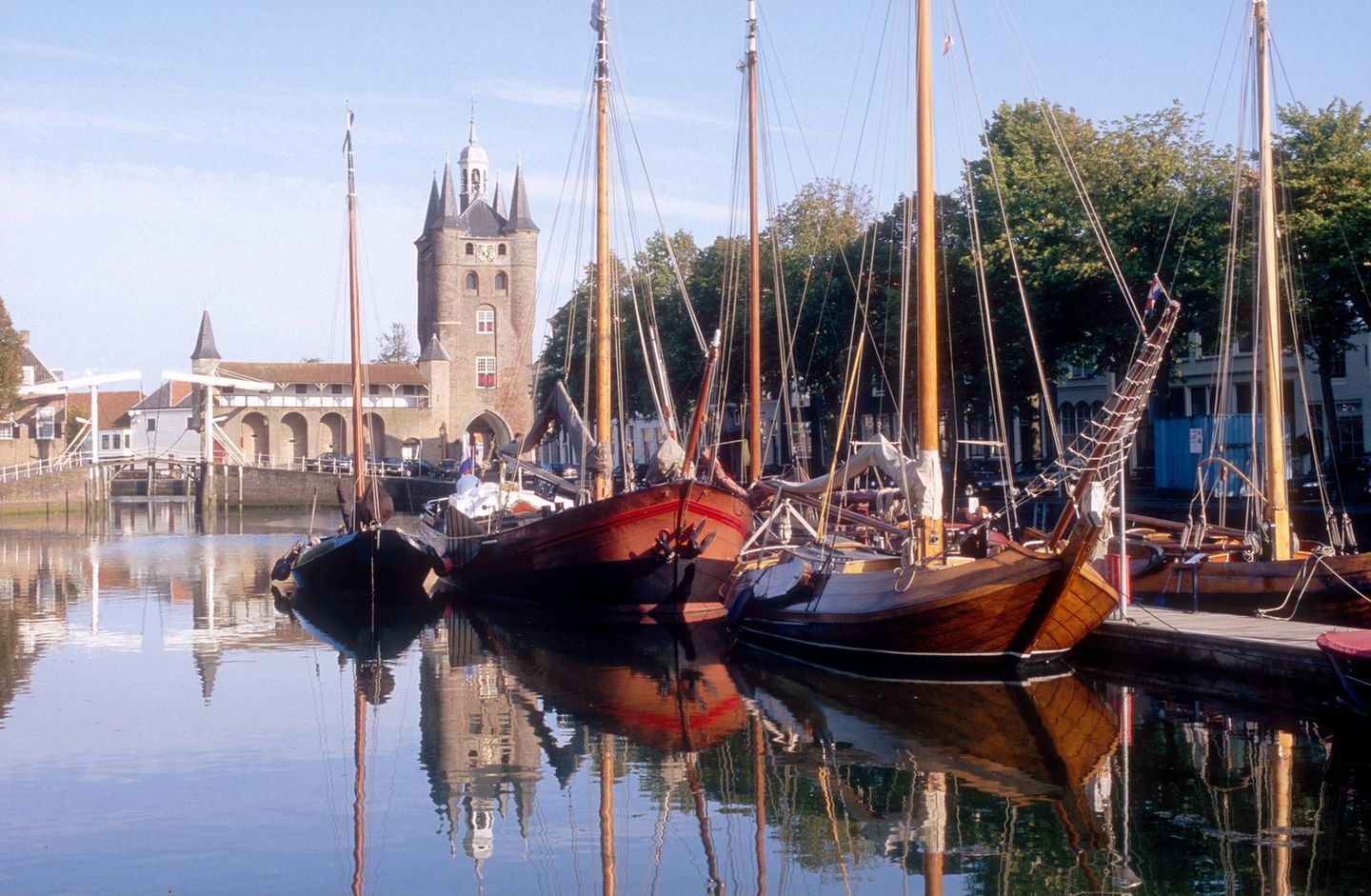 Zierikzee: denkmalgeschützte Hafenstadt Hafen mit alten Schiffen und Schloss im Hintergrund